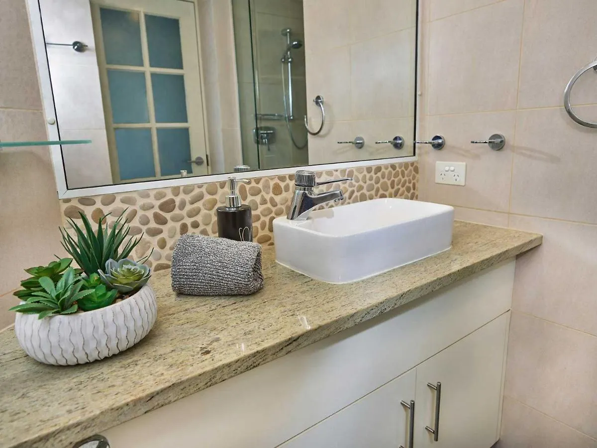 Quiet Location Close To It All Gold Coast Apartment