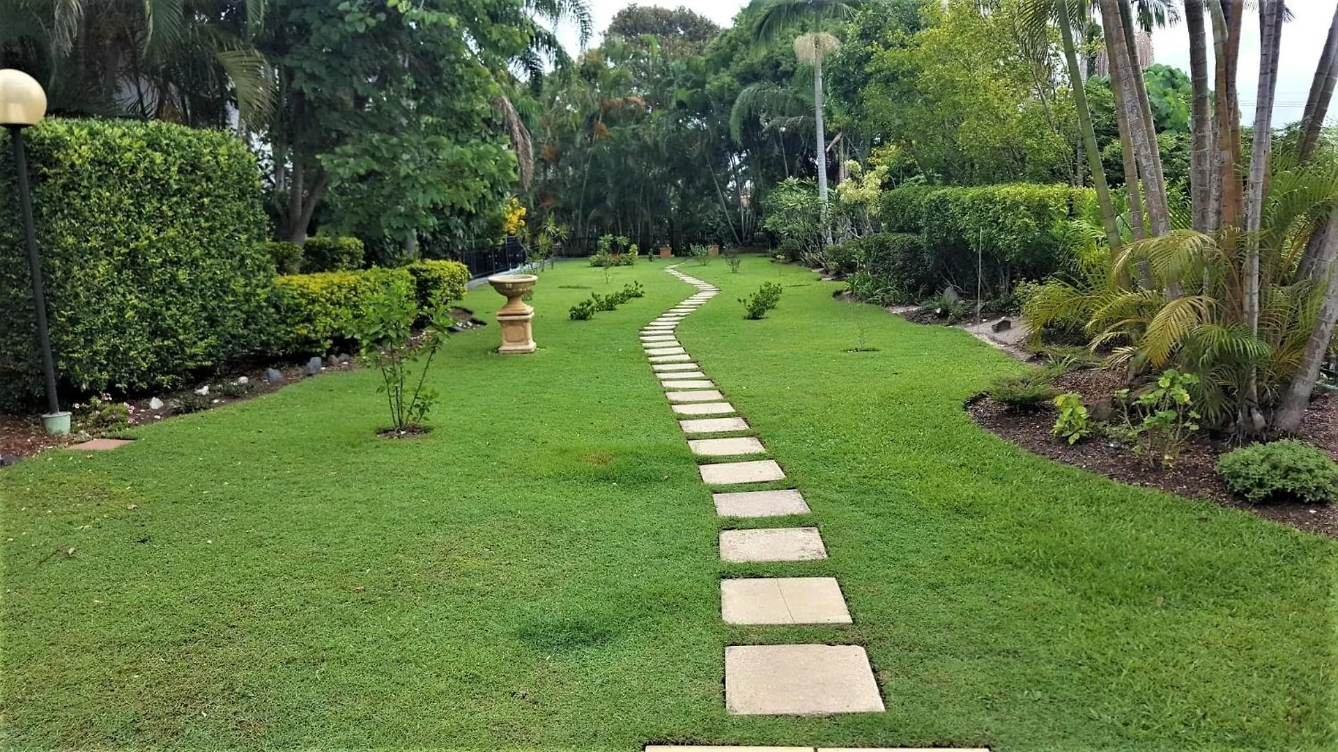 Quiet Location Close To It All Gold Coast Apartment